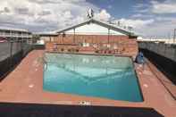 Swimming Pool SuperLodge Motel