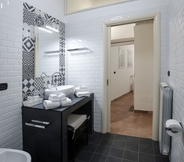 In-room Bathroom 3 Corte Segreta Apartments