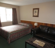 Bedroom 2 Overlander Motel