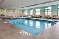 สระว่ายน้ำ Hampton Inn & Suites Hudson