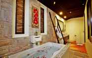 Toilet Kamar 2 The Kara Pool Villa