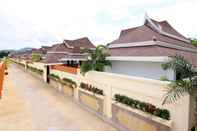 Bangunan The Iris Pool Villa