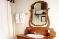 In-room Bathroom Inn At The Canal Bed & Breakfast