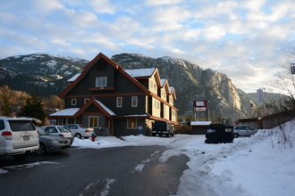 Exterior 4 Squamish Adventure Inn