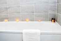 In-room Bathroom UR STAY Apartments Birmingham - Jewellery Quarter