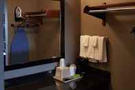 In-room Bathroom Econo Lodge Forrest City I-40