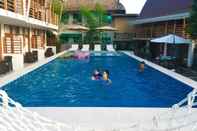 สระว่ายน้ำ Royal Paradise Guesthouse