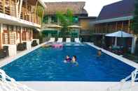 Kolam Renang Royal Paradise Guesthouse