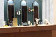 Bar, Cafe and Lounge Hotel Venice Beach - Families and Couples Only