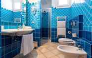 Toilet Kamar 7 Best Western Hotel Blumarea