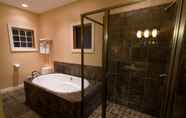 In-room Bathroom 6 Halcyon Hot Springs Resort