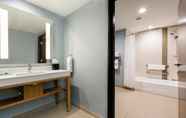 In-room Bathroom 4 Hyatt Place Augusta