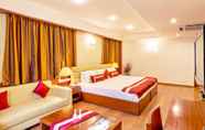 Bedroom 5 Octave Suites Residency Rd