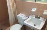 In-room Bathroom 5 Budget Inn Winter Haven