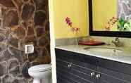 Toilet Kamar 6 Bali au Naturel - Adults Only