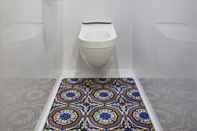 Toilet Kamar hotelF1 Laval