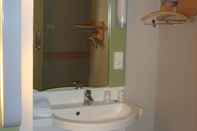 In-room Bathroom ibis budget l'Isle Adam