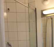 In-room Bathroom 3 ibis budget Marseille la Valentine