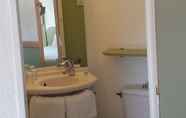 In-room Bathroom 5 ibis budget Marseille la Valentine