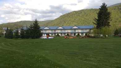 Exterior 4 Monashee Motel