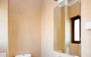 Toilet Kamar 2 Lighthouse Apartments & Villas