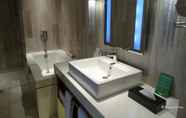 In-room Bathroom 7 Winford Resort & Casino Manila