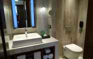 In-room Bathroom 6 Winford Resort & Casino Manila