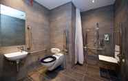 In-room Bathroom 5 Staycity Aparthotels York