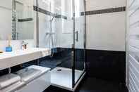 In-room Bathroom Paris Square