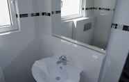 Toilet Kamar 3 Quay West