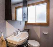 In-room Bathroom 7 Le Chalet Relax du Lac St-Tite