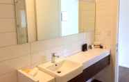 Toilet Kamar 4 West Meadows Motel