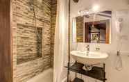 In-room Bathroom 3 Piccolo Trevi Suites