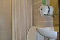 Toilet Kamar Columbus Plaza Hotel