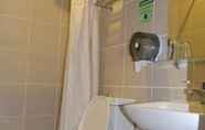 Toilet Kamar 7 Columbus Plaza Hotel