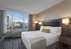 Bedroom 4 Wyndham Garden LaGuardia South