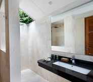 In-room Bathroom 5 Kokomo Resort Gili Gede