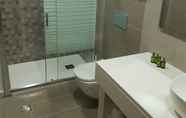 Toilet Kamar 6 Minos Boutique Hotel