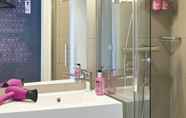 In-room Bathroom 7 MOXY Frankfurt Eschborn