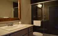 In-room Bathroom 3 Lake Placid Inn: Residences