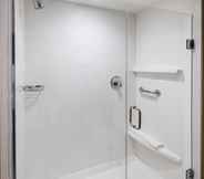 In-room Bathroom 5 Fairfield Inn & Suites by Marriott Dallas Waxahachie