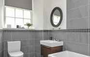 In-room Bathroom 7 Atholl Apartments