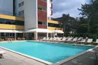 Kolam Renang American Hotel