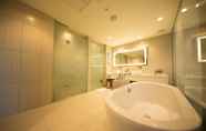 Phòng tắm bên trong 6 Novotel Chennai OMR Hotel