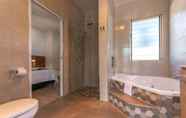 Toilet Kamar 7 Blue Summit Hideaway