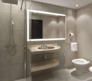 In-room Bathroom 4 NH Santiago del Estero