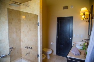 In-room Bathroom 4 Ayres del Champaqui Suites Golf & Spa