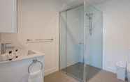 Toilet Kamar 2 Annexe Apartments