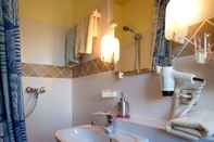 Phòng tắm bên trong Hotel Garni Schneevoigt