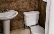 Toilet Kamar 5 Steelhead Inn